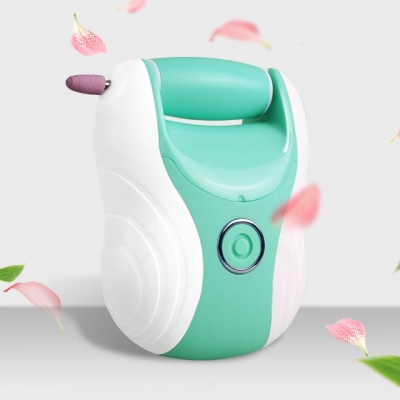 Dùng tay và dụng cụ chăm sóc chân cho cơ ẩm ướt